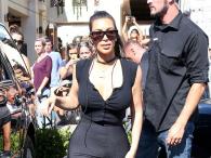 Kim Kardashian na spacerze z dzieckiem
